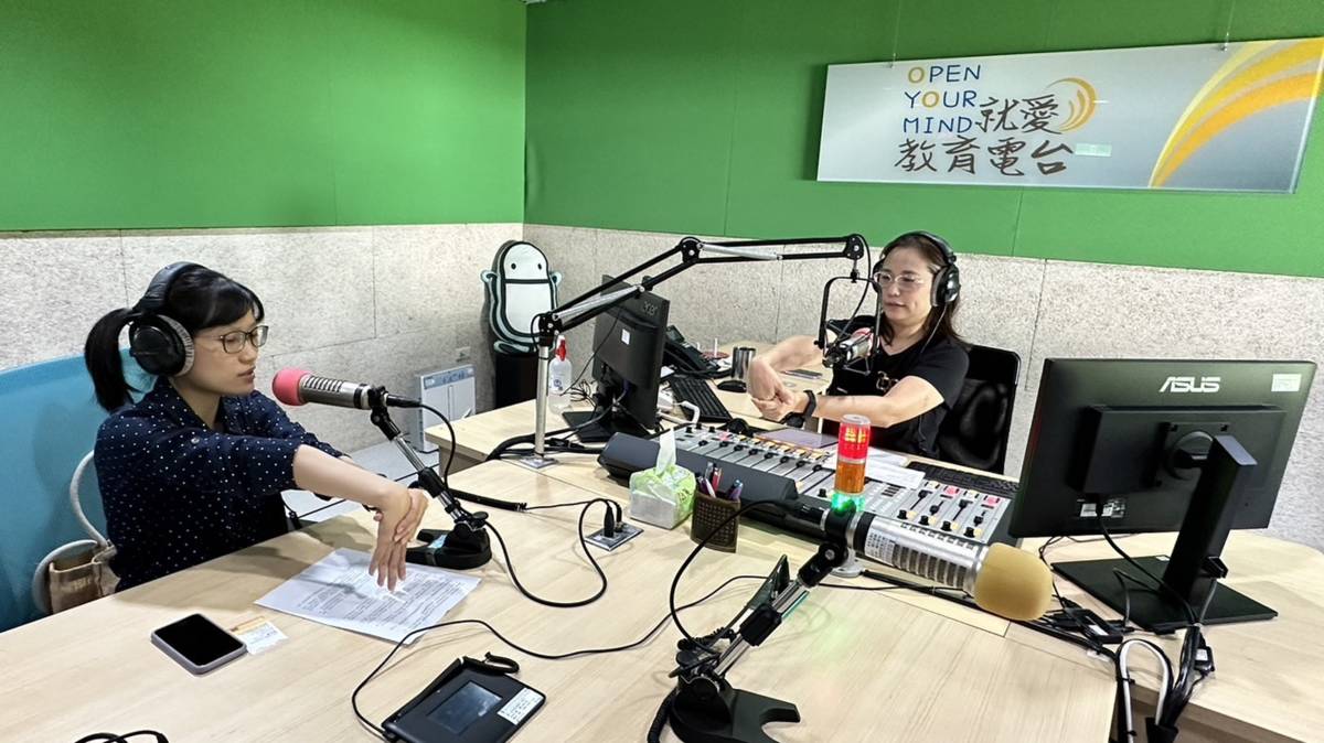 物理治療師教大家做些簡單的手部放鬆動作