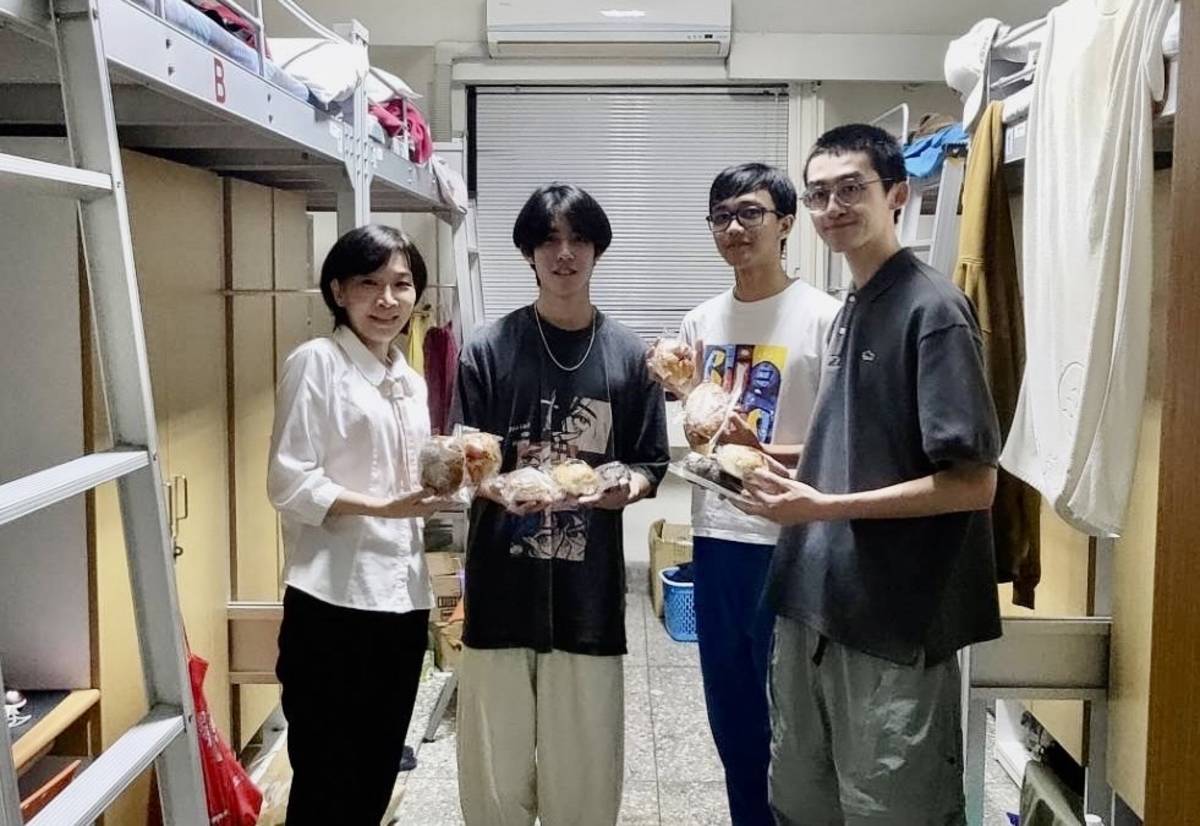 元智大學劉俞志學務長致贈麵包給外籍生 (元智大學提供)