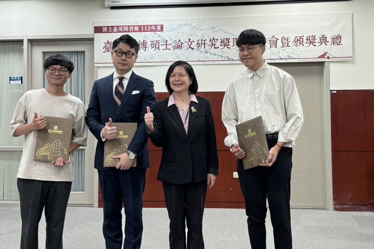 國臺圖頒發論文優等獎學金，館長曹翠英(右二)與碩士論文優等獎研究生合影。(國臺圖提供)