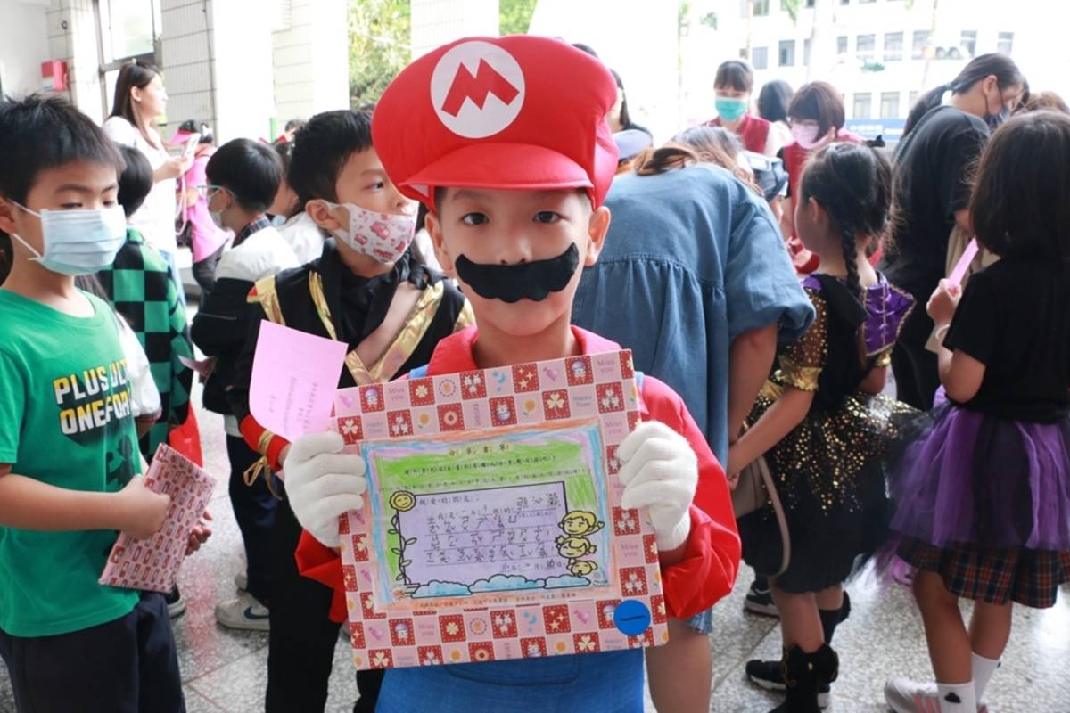 學童變裝換好書