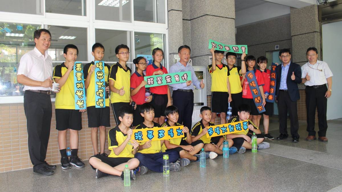 110學年度學童健康體位B組優等學校-嘉義縣中埔鄉中埔國中-翁縣長蒞臨本校一起推行多喝白開水活動，一同守護師生健康