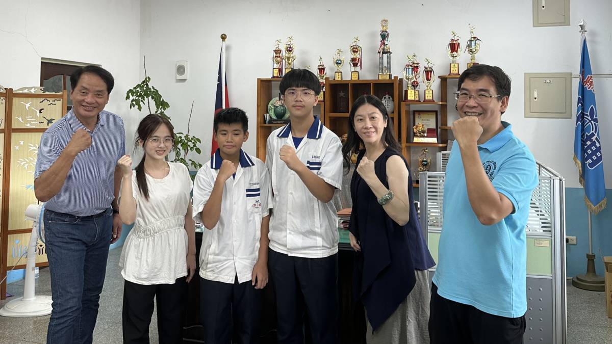110學年度學童健康體位B組優等學校-嘉義縣中埔鄉中埔國中-受訪者們和國立教育廣播電台外訪主持合照
