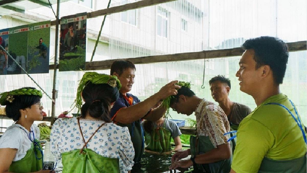 野蓮漂流工作室團隊以野蓮為主題，穿著青蛙裝頭戴野蓮冠，培力青年走進美濃。
