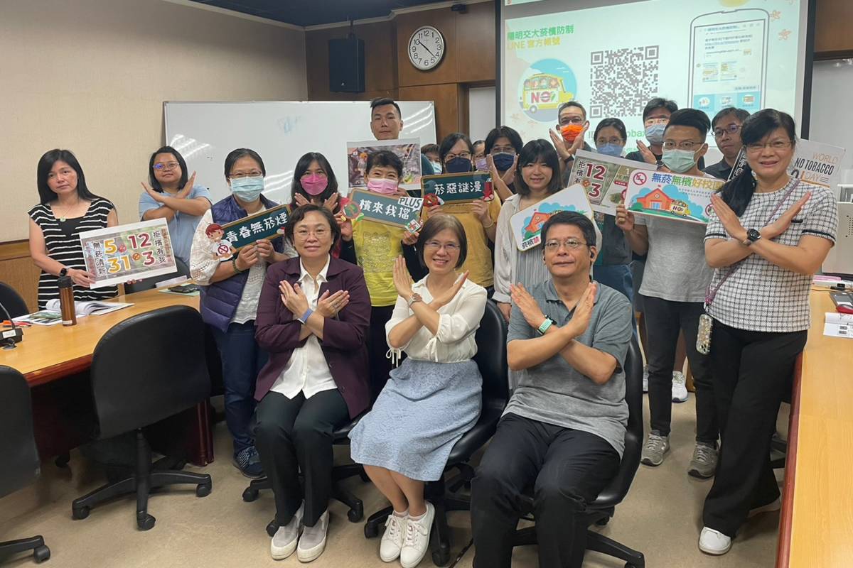 國教署學校衛生科林如容科長、黃久美教授、郭鐘隆教授率領與會師長宣誓拒菸無檳決心