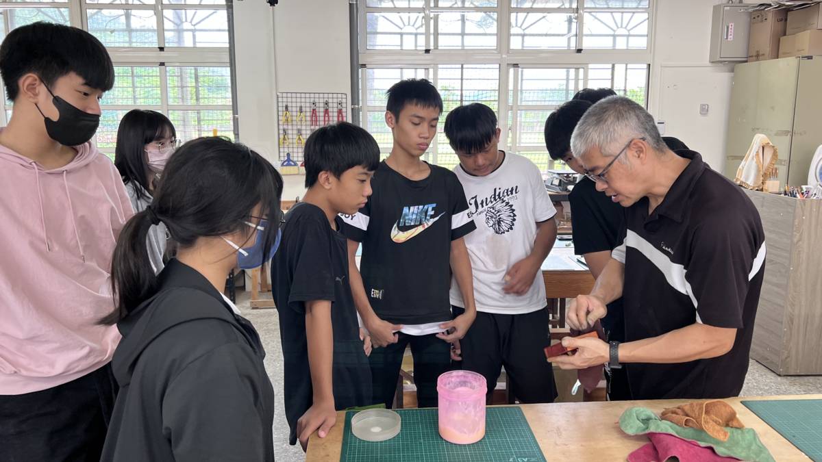 蘇秉廉業師教導學生木工技巧