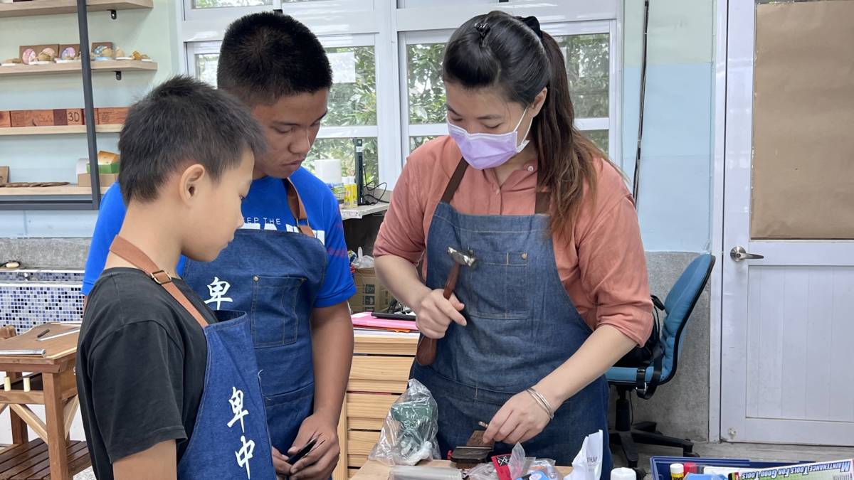 賈凱竹業師將自己的經驗帶領學生接觸金工並在作中學