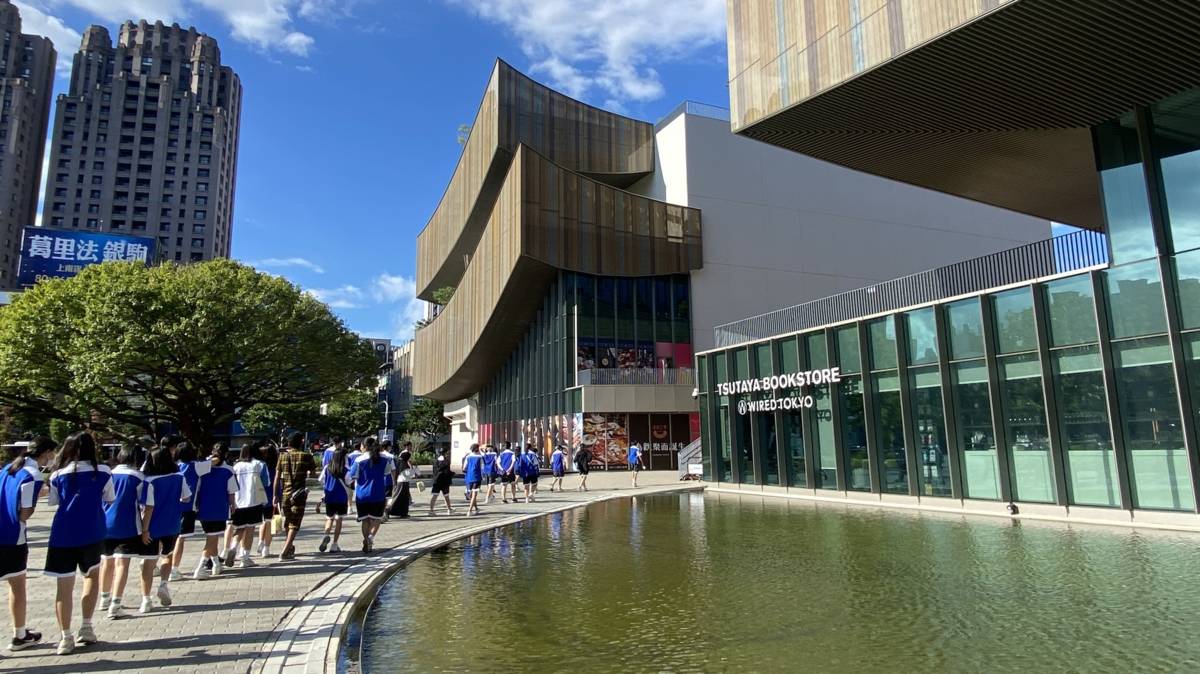 學生們參訪桃園市立圖書館新總館（圖源：彰化藝高）