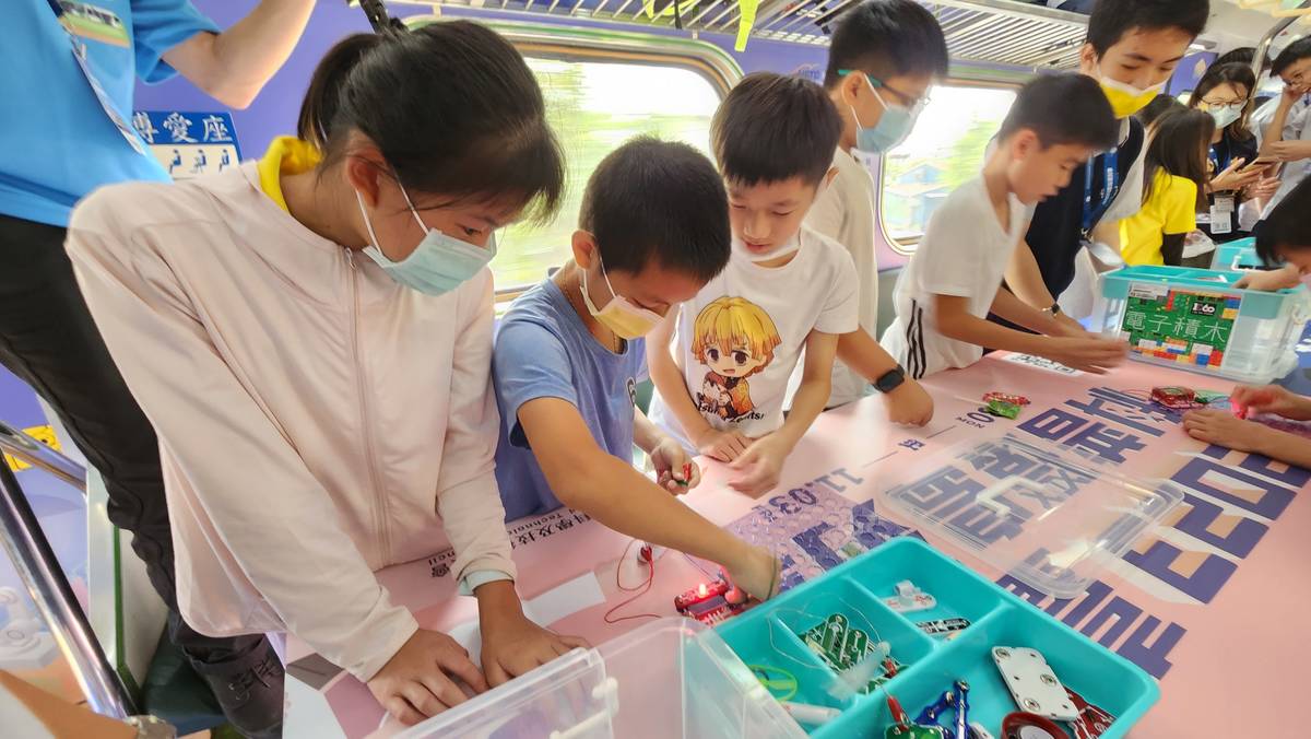 學童在火車上做半導體實驗