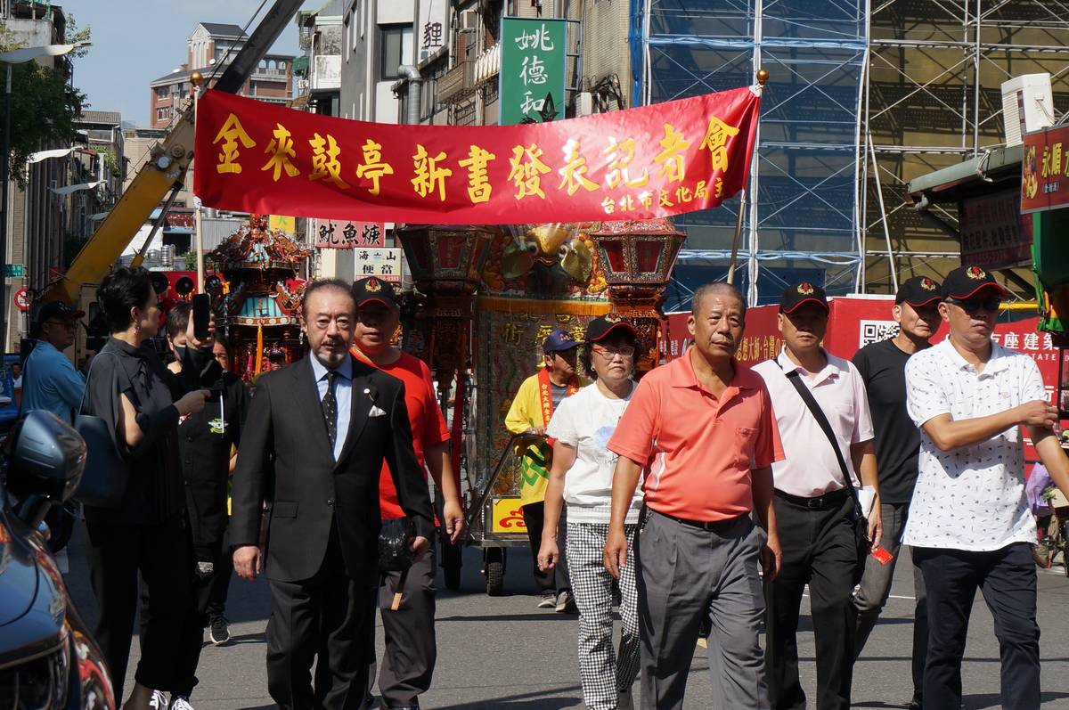 金來鼓亭和共樂軒兩大團親自為新書發表進行遶境活動，增添喜氣