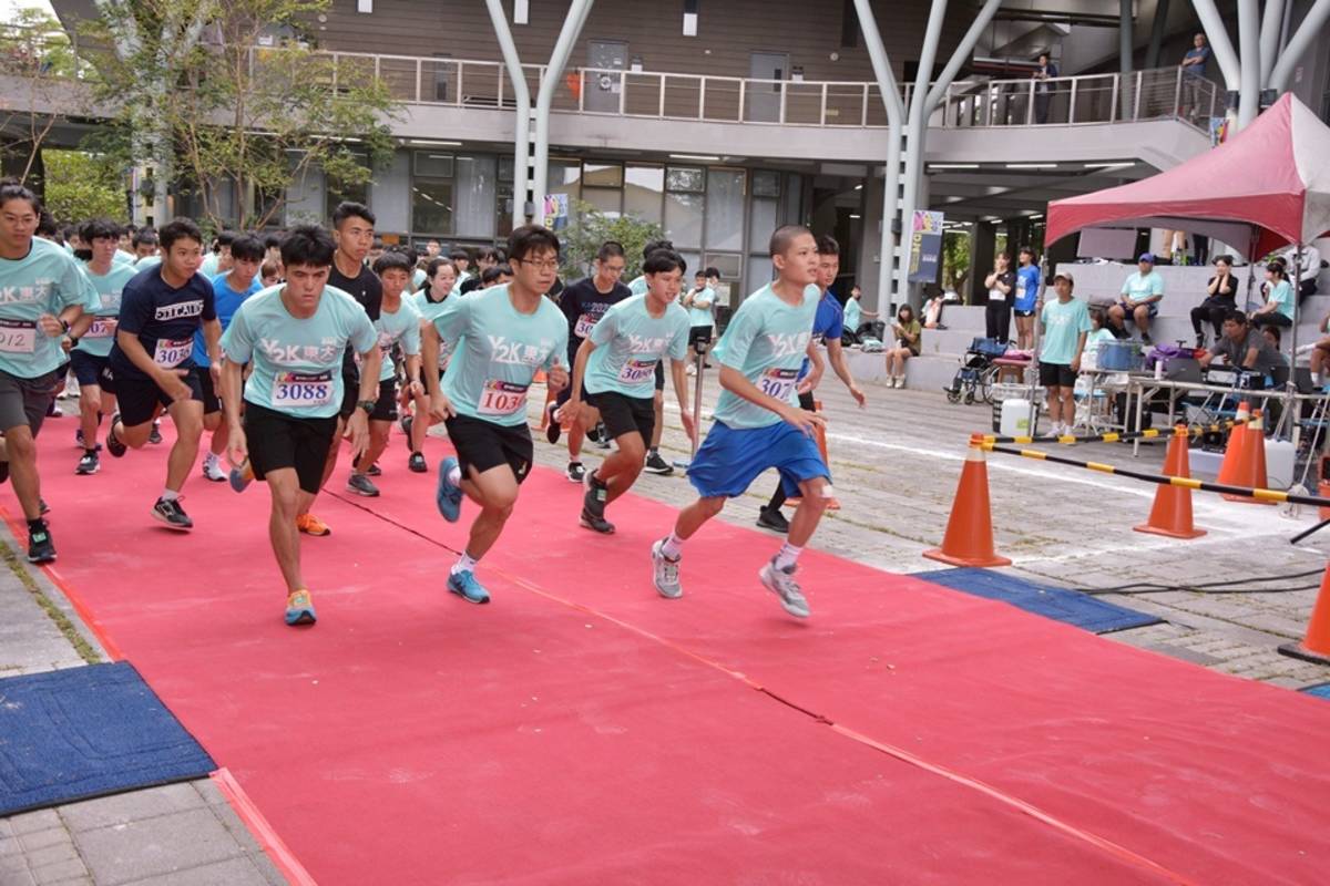 臺東大學辦理第6屆校園挑戰賽，參賽者在環校2公里的過程中，深入認識校園的每一處風景。