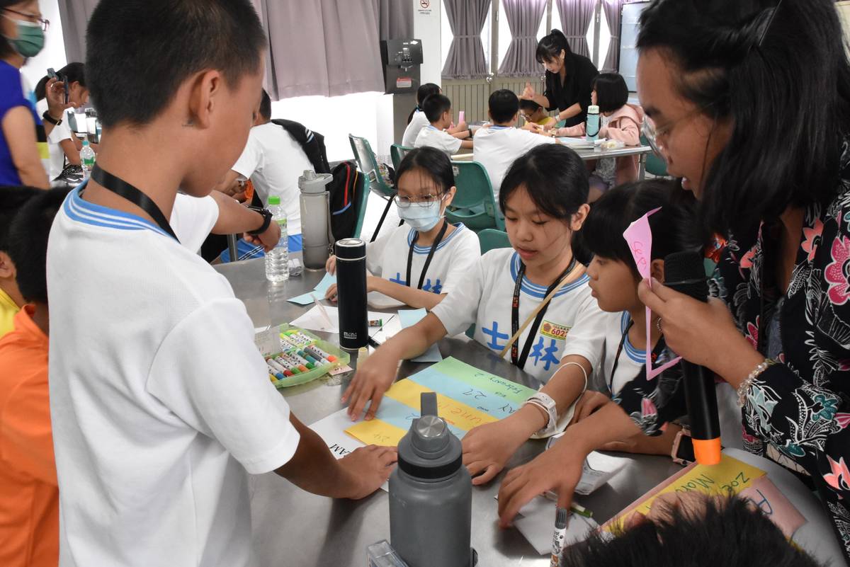 士林國小與金寧小學學伴在課堂上互動熱絡