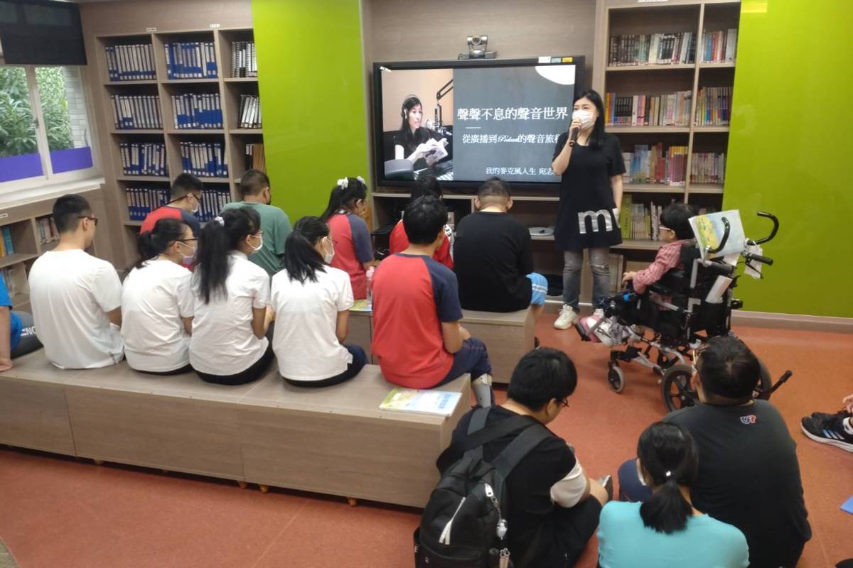 廣播人宛志蘋前往啟明學校，熱情且幽默地分享自己的生涯歷程，帶給大家許多歡笑