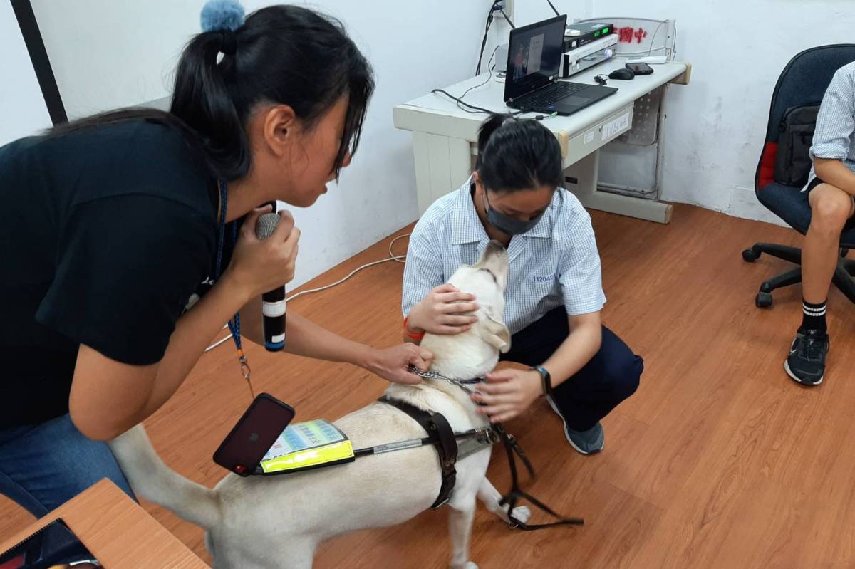 黃靖茹邀請民族實中學生與導盲犬互動，加深對導盲犬與視障者議題的了解