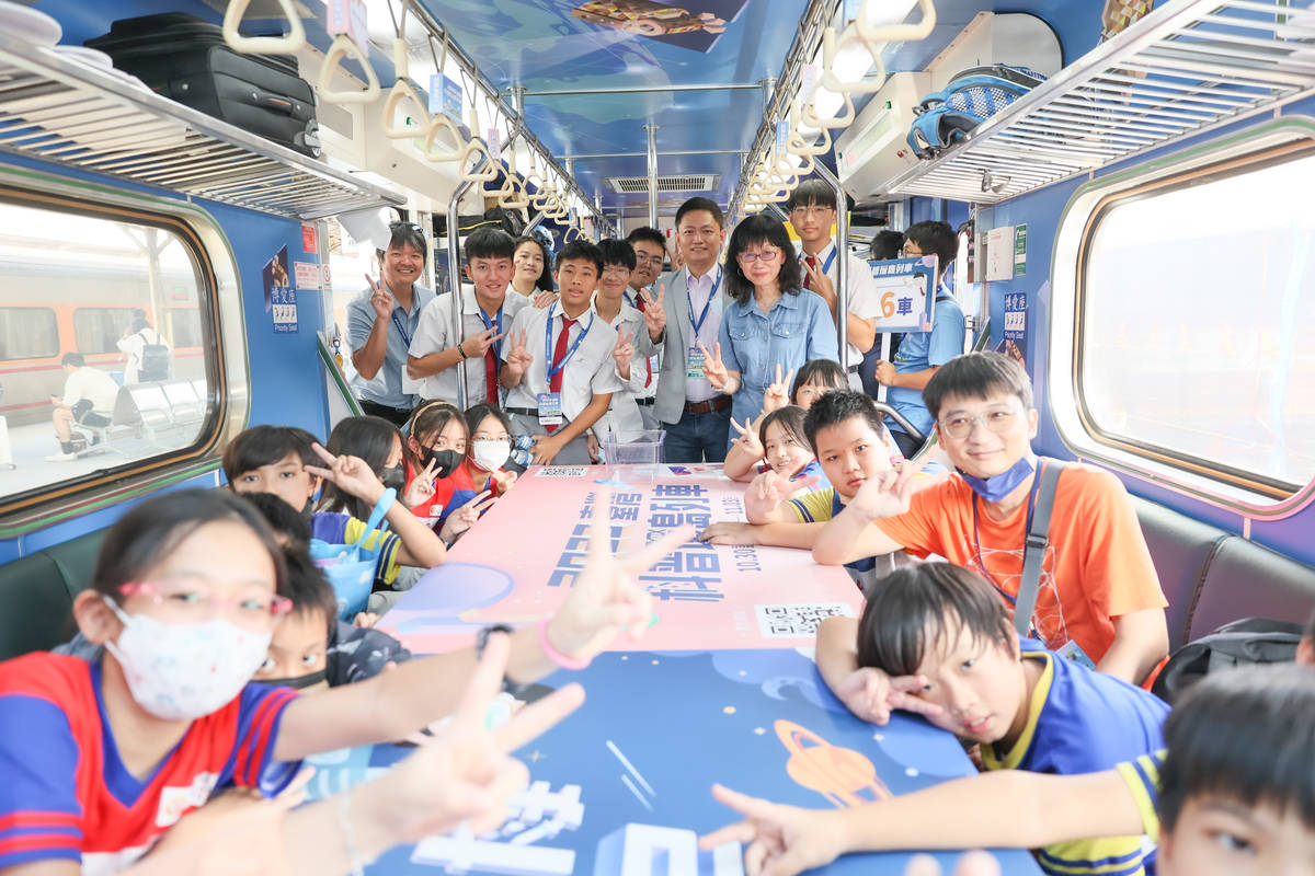 國科會陳儀莊副主委至太空科技車廂，與南科實中及大橋國小學生合影 (國科會提供)