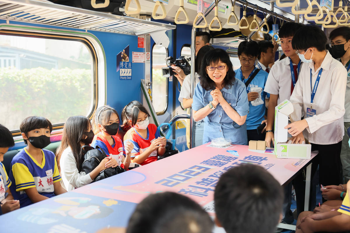 國科會陳儀莊副主委至太空科技車廂，與南科實中學生一起擔任科普活動小老師，以科學實驗傳遞太空知識 (國科會提供)