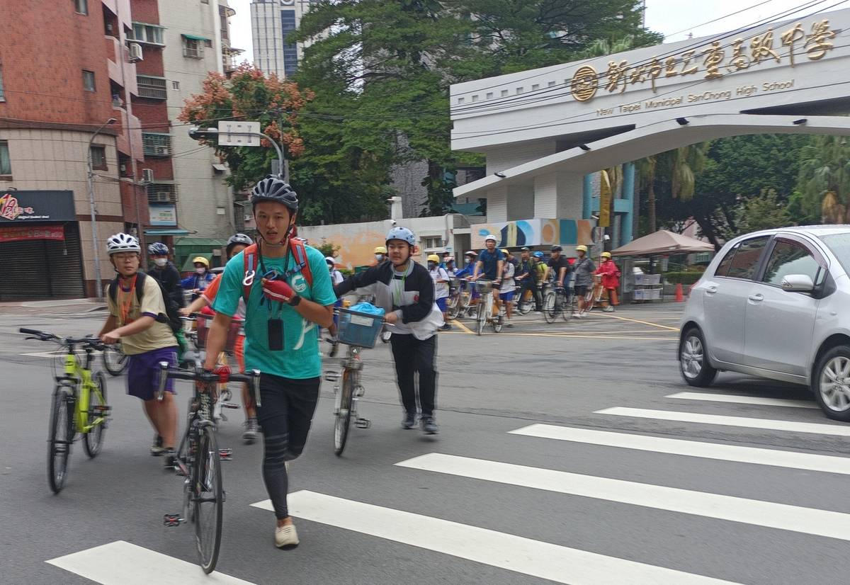 從校園出發進行單車騎行訓練