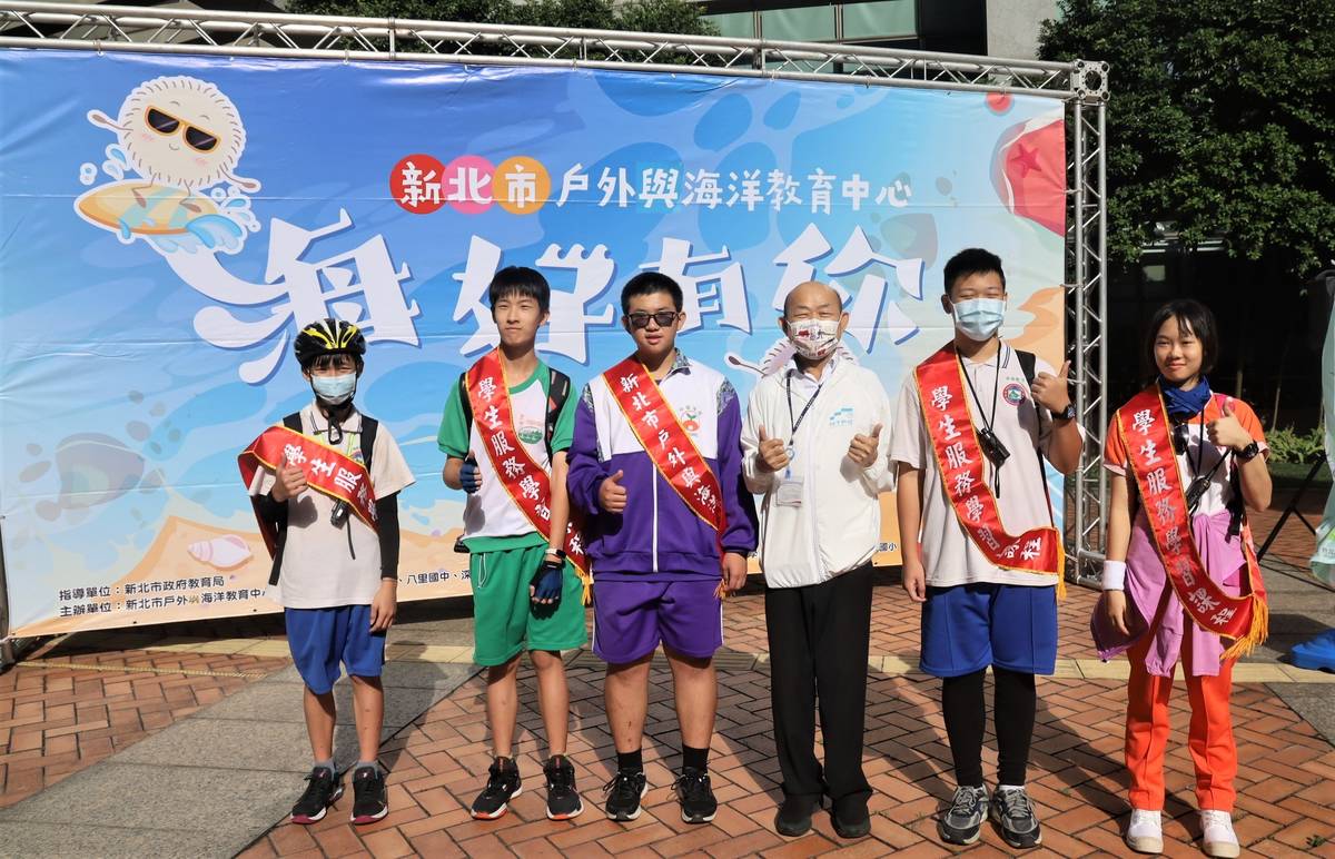 教育局副局長歐人豪授予值星帶給5位領騎的學生