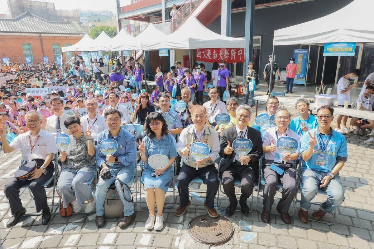國科會陳儀莊副主委(右五)、臺南市教育局王崑源副局長(右四)、成功大學理學院院長蔡錦俊(右三)及協辦團隊出席2023台灣科普列車台南站點開幕活動 (國科會提供)