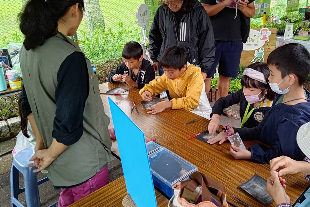 小朋友在現場動手製作種子口笛(圖片提供:北市學校環教中心)