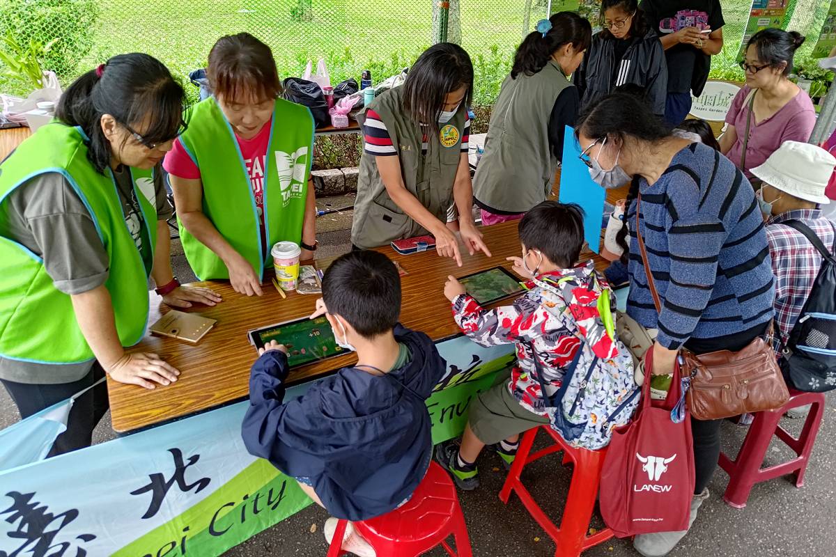 小朋友透過《保衛家園大作戰》遊戲，學習外來入侵種的知識(圖片提供:北市學校環教中心)