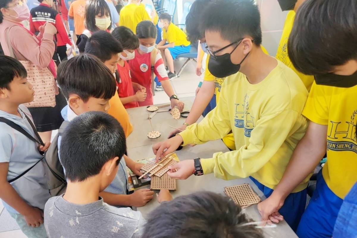臺東大學應科系、新生國中與臺電、環保局等單位，在車站大廳規劃18個豐富有趣的科學闖關攤位。