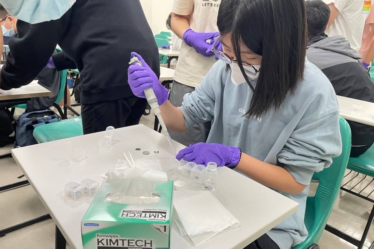 松山高中學生自行使用專業器材組裝水系永續電池鑰匙圈。(臺科大提供)