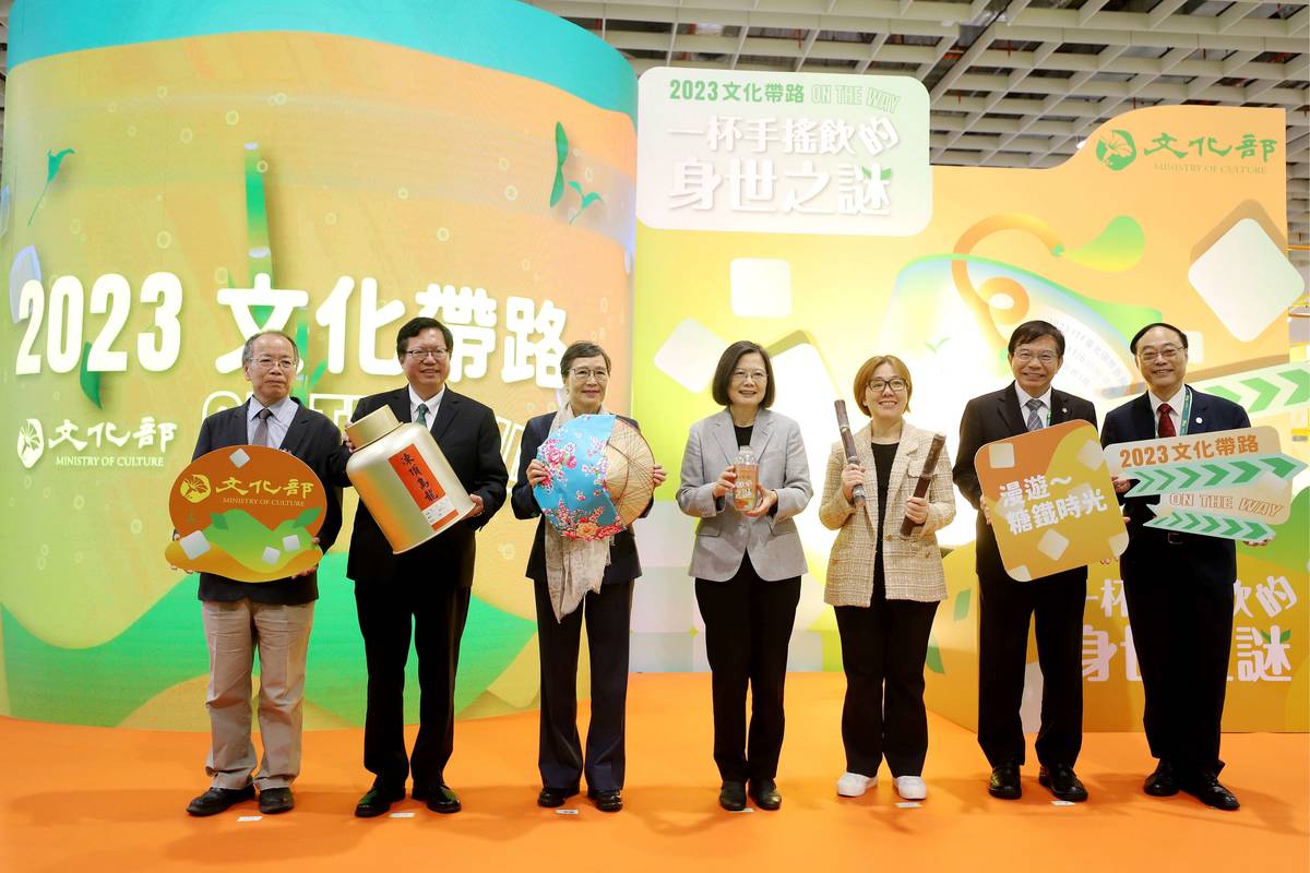 文化部文化帶路館開幕，行政院政務委員張景森（左起）、行政院副院長鄭文燦、台灣觀光協會會長葉菊蘭、總統蔡英文、文化部政務次長王時思、交通部長王國材、交通部觀光署長周永暉一同為「一杯手搖飲的身世之謎」揭開序幕。(文化部提供)