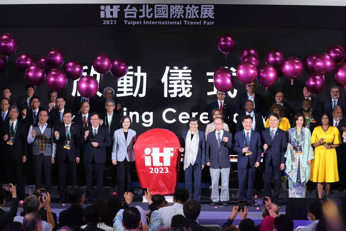 「2023_ITF台北國際旅展」今（3）日於南港展覽館一館開幕，總統蔡英文（前排左6）、行政院副院長鄭文燦（前排左6）等以行動支持觀光旅遊。(文化部提供)