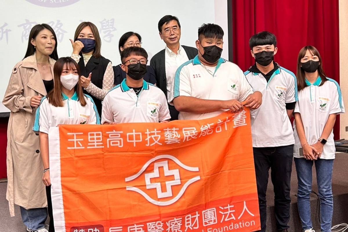 (前排左起)陳紹軍、梁政凱、劉忠進、金香吟獲得佳作