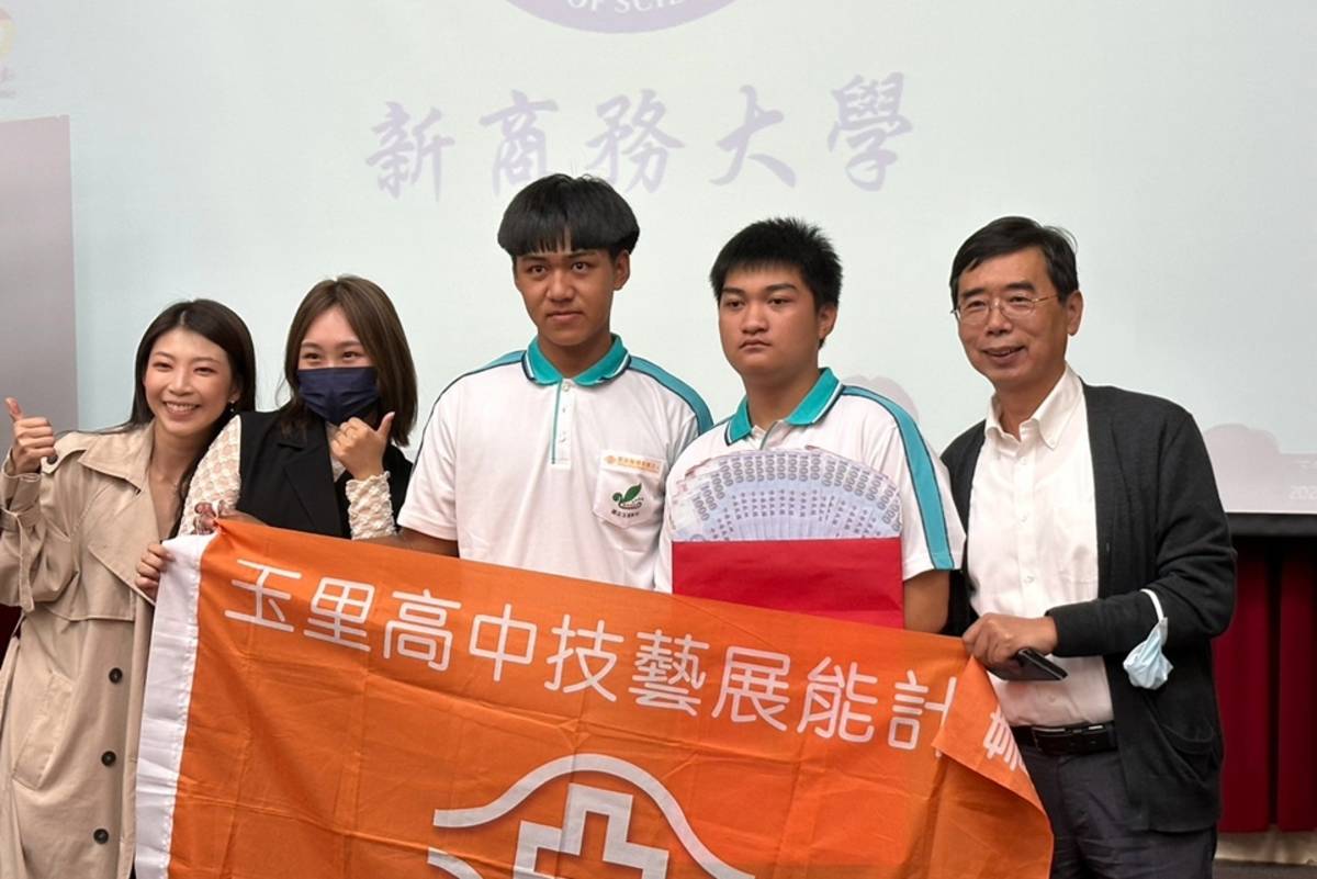 (右3)張建民、(右2)田懷佑獲得第二名