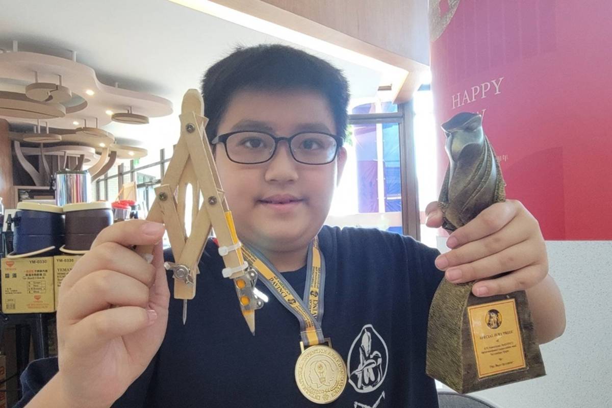 臺東縣豐里國小三年級的林析愛、張恩凱設計「三腳圓規」，於2023年美國AII達文西國際發明展獲得金牌獎及青少年特別獎2項殊榮。
