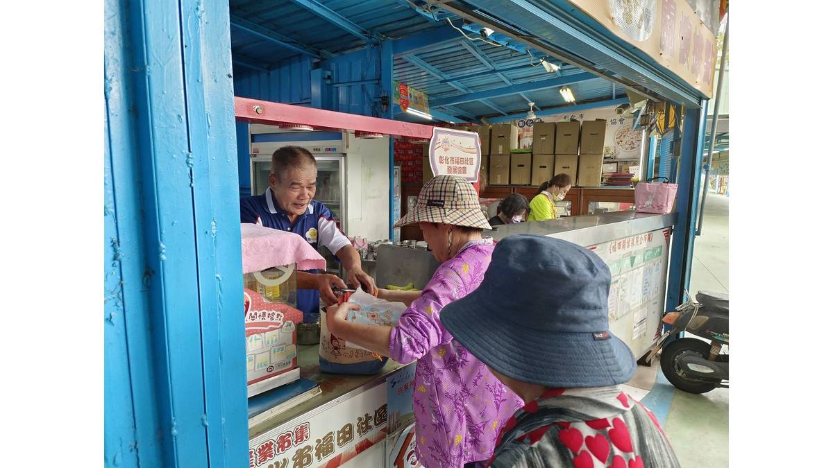 福田社區關懷據點中餐長輩領飯包