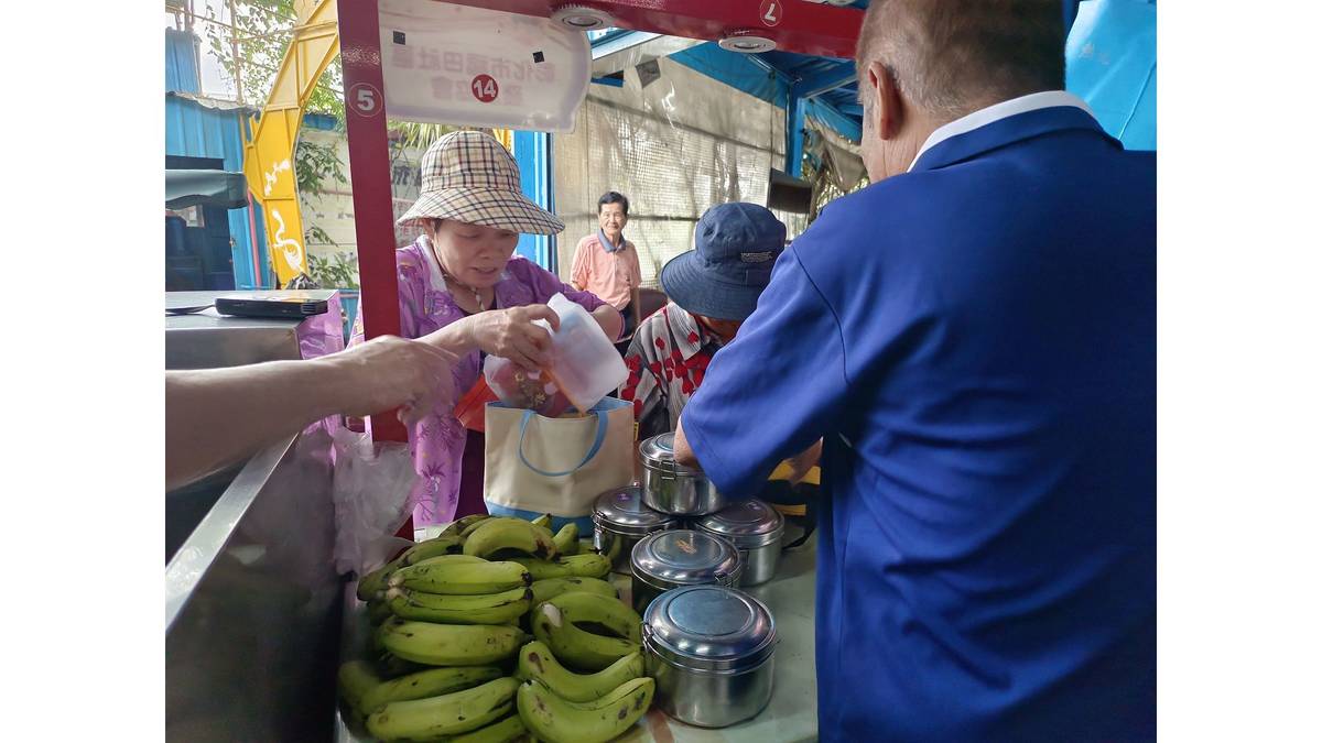 福田社區關懷據點中餐長輩領飯包