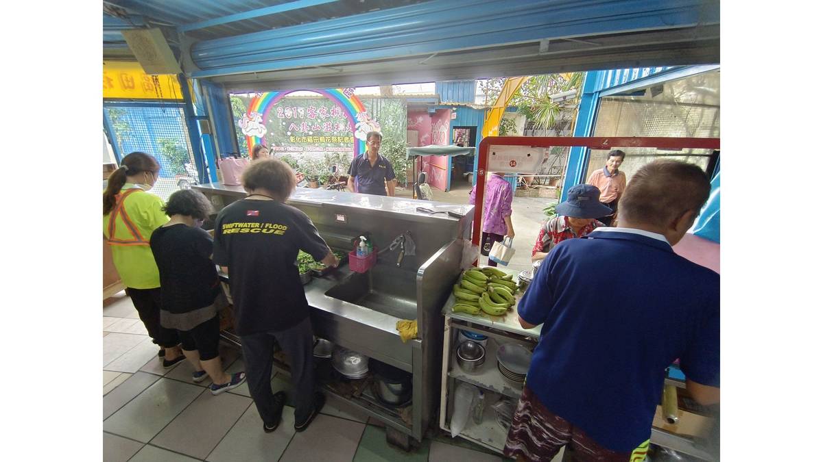 福田社區關懷據點中餐長輩領飯包
