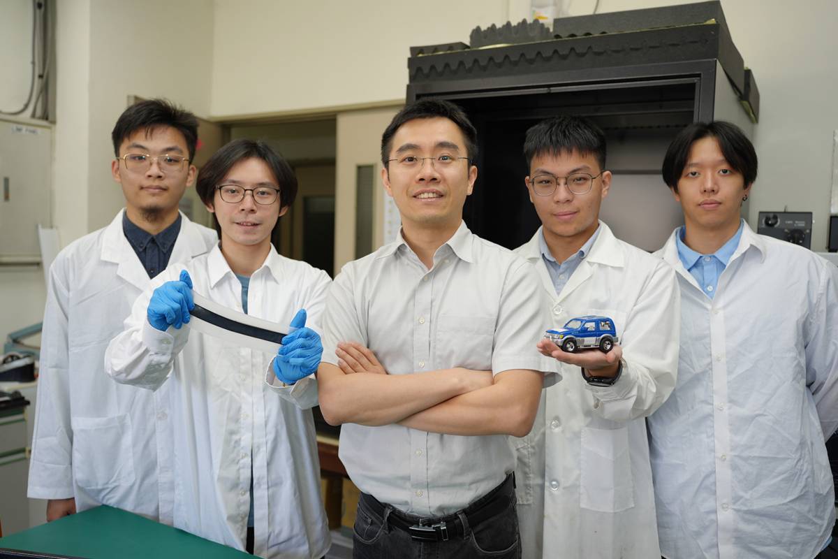 中興大學材料工程學系教授賴盈至（中）與團隊合影