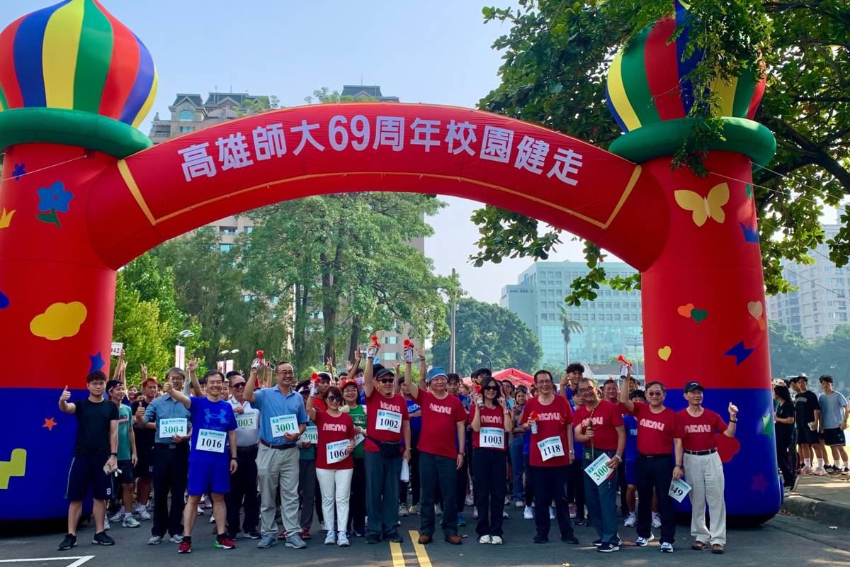 王政彥校長（中）親自主持健走活動鳴笛，並走完全程路程。