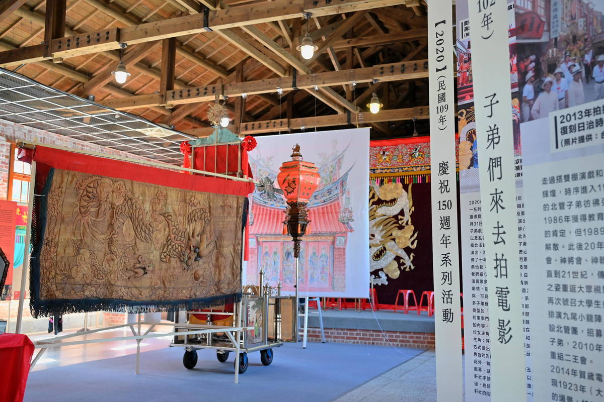展覽現場可看到包括刺繡、糊紙、製鑼、製鼓、神像修復等重要民俗信仰的傳統工藝