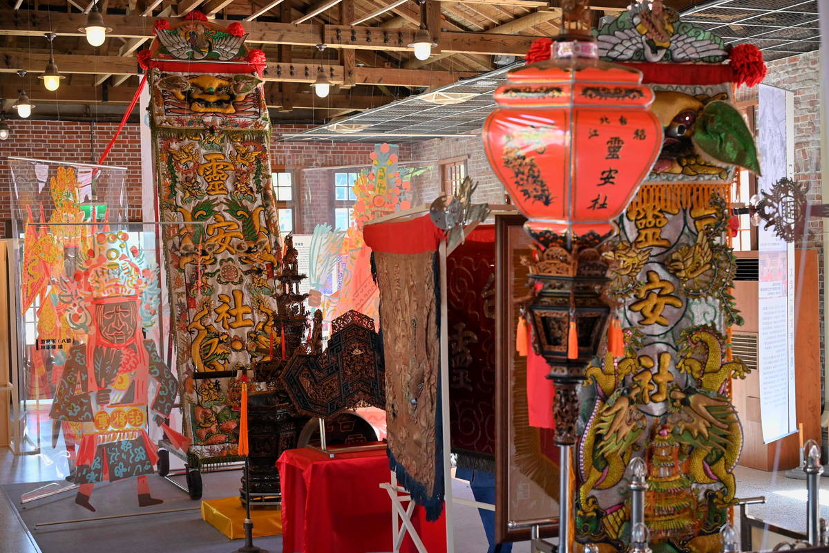即日起到11/26在樹心會館展出百年館閣工藝品，呈現館閣遶境實況