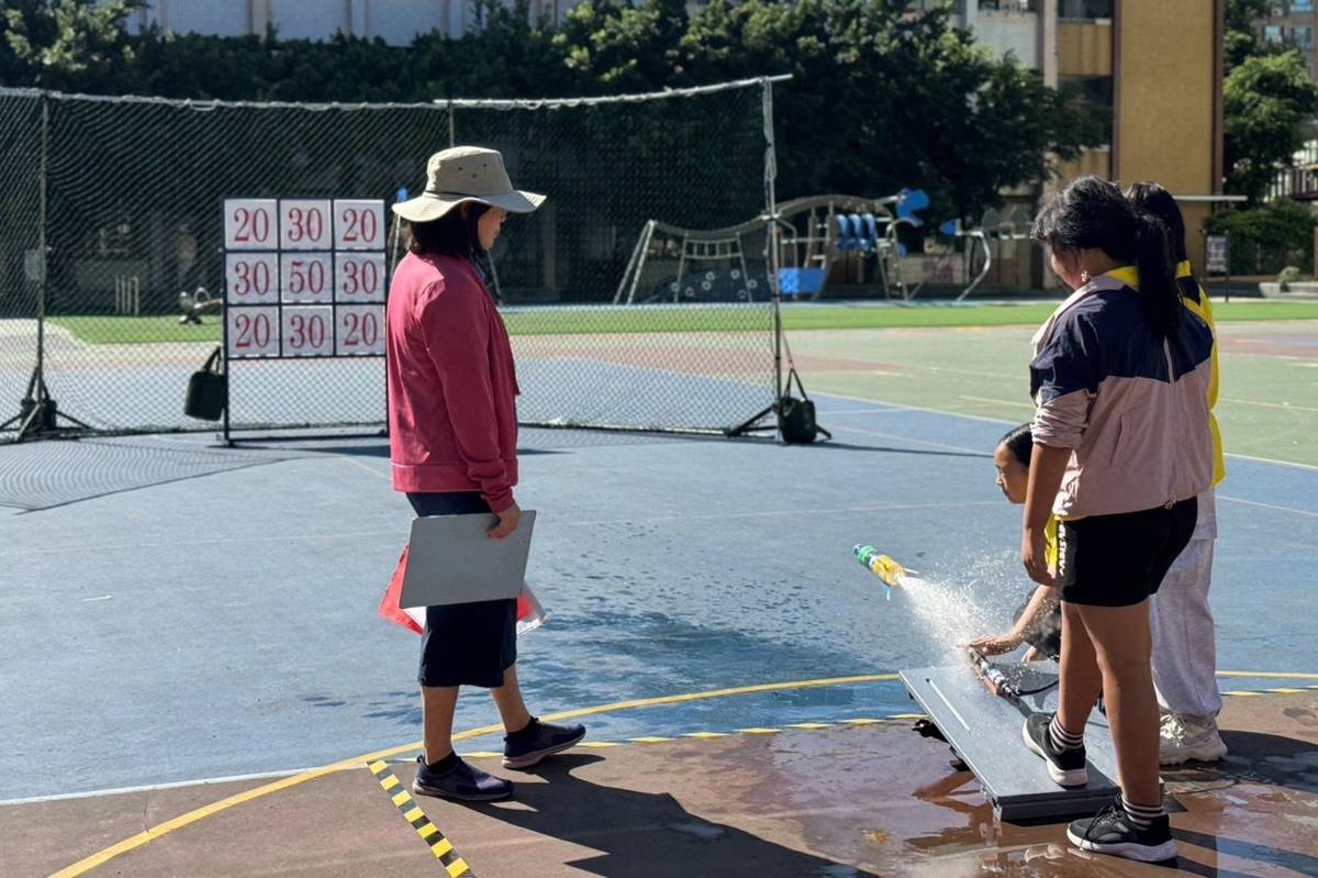 近距離的「九宮格射準競賽」，考驗水火箭的精準度