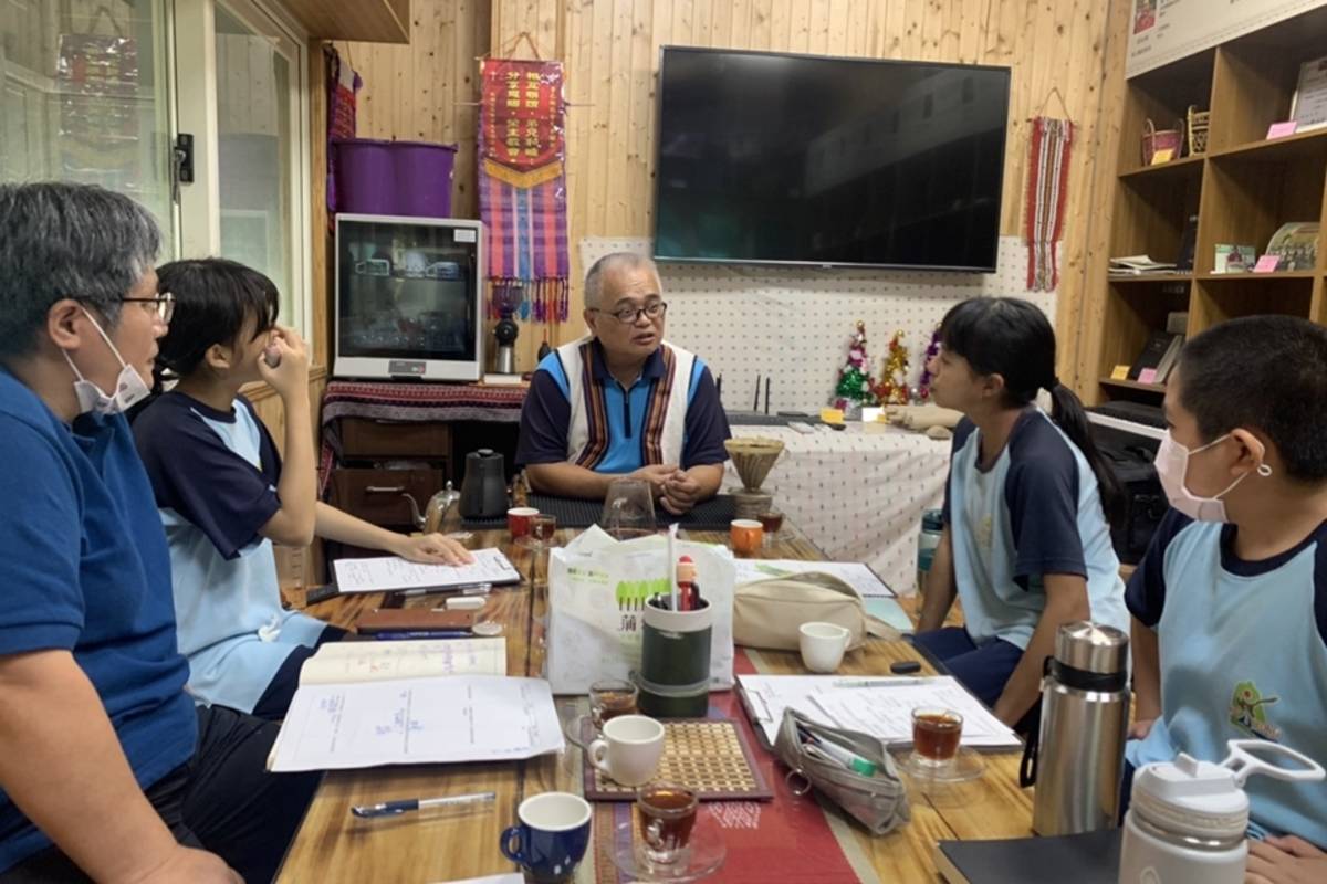 學生與受訪者對談