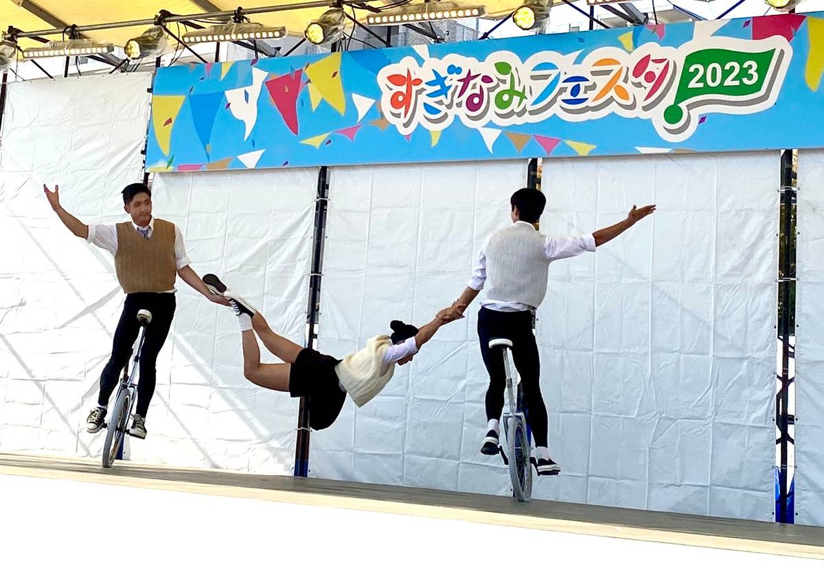 國立臺灣戲曲學院受邀參加東京都杉並嘉年華暨台灣市集演出，獨輪車表演展現絕佳平衡感