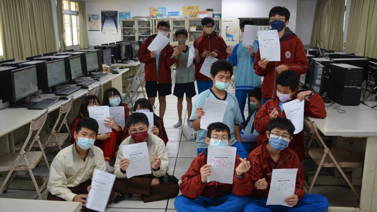 學生完成監督式學習的學習單（圖源：梧棲國中）