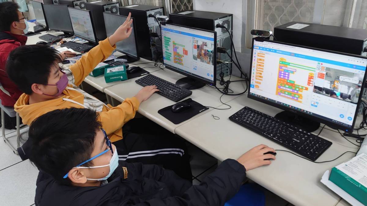 校方至其他學校辦理人工智慧營隊（圖源：梧棲國中）