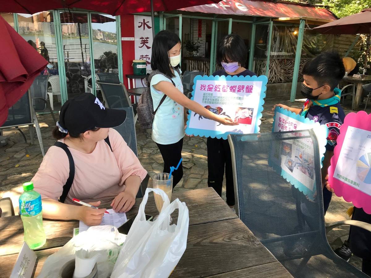 米倉國小學生們也於左岸自行車道旁與民眾講解陸蟹生態，希望透過生態行動團隊的力量，讓往來的民眾能更留意腳步