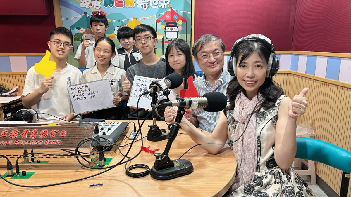 青春創學院節目主持人端端與陳英杰老師及小幫手們.jpg