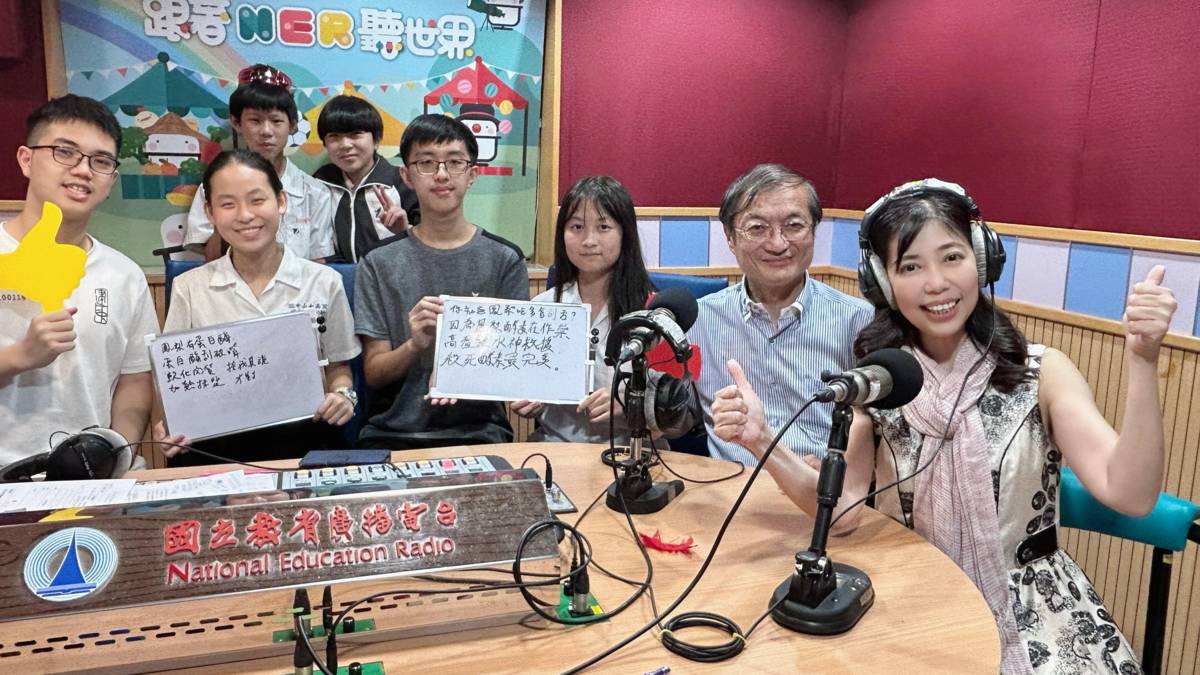 青春創學院節目主持人端端與陳英杰老師及小幫手們.jpg