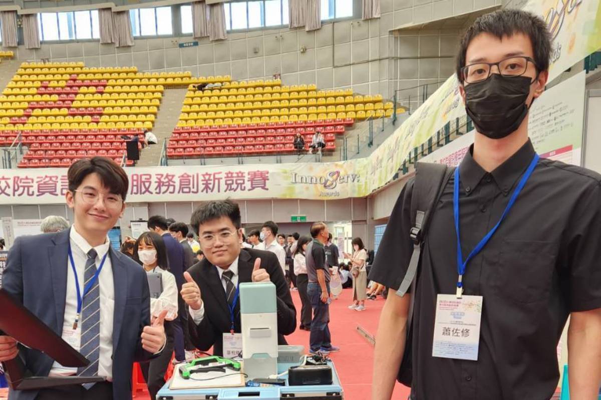 南臺科大「次世代護理推車」學生研發團隊。由左至右分別為電子系陳翊嘉同學、廖柏皓同學與蕭佐修同學。