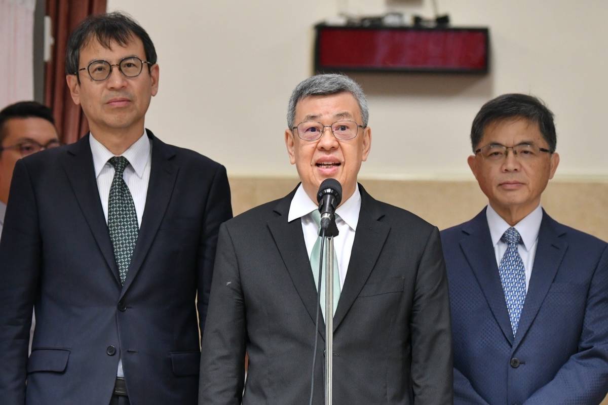 行政院院長陳建仁(中)在立法院備詢前接受媒體提問。(行政院提供)