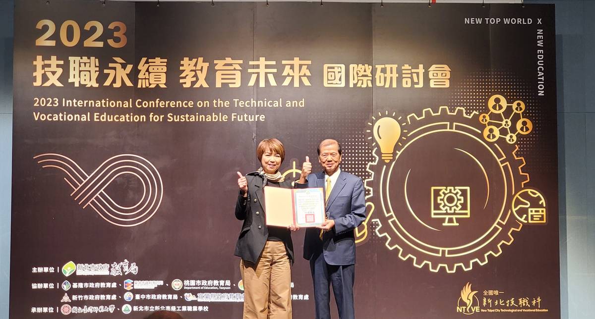 龔雅雯副秘書長(左)頒贈感謝狀予佛光山教團系統大學楊朝祥總校長