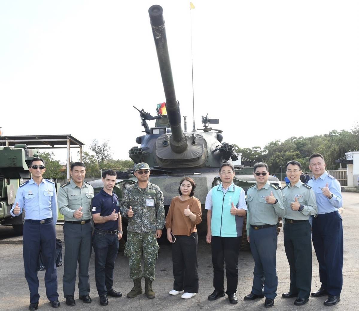 活動現場展示軍方支援的「雲豹八輪甲車」等各式現役裝備